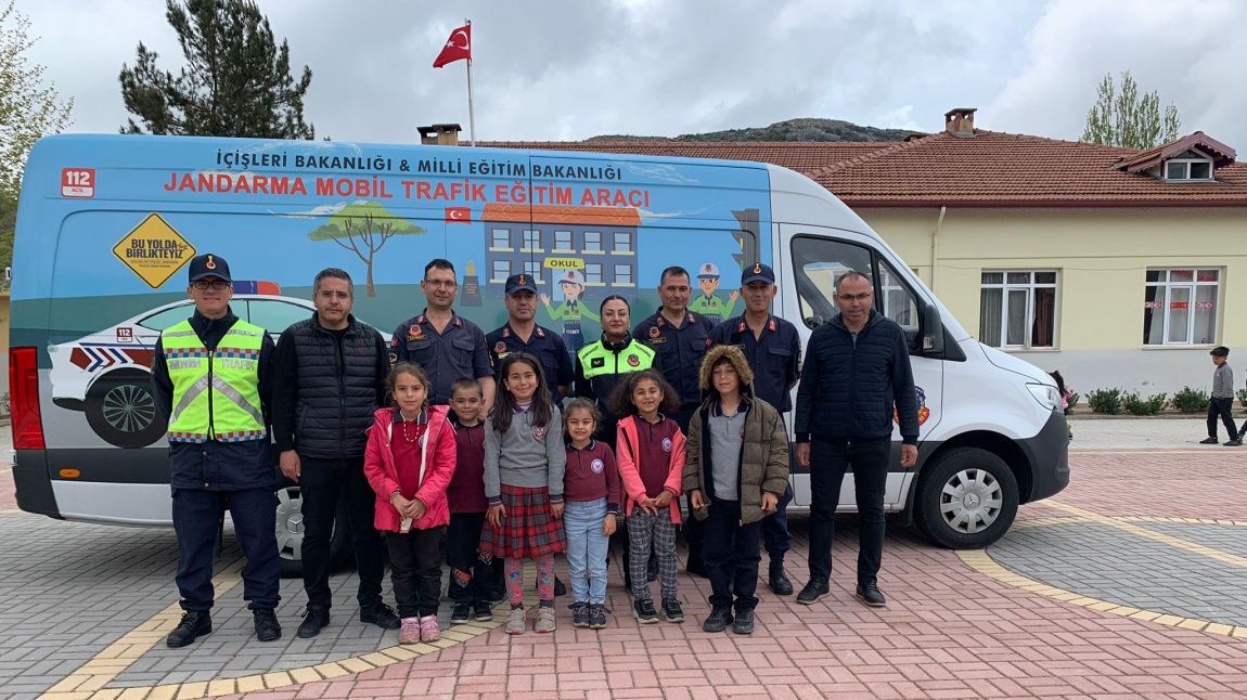Antalya İl Jandarma Komutanlığımız tarafından okulumuz da mobil trafik aracı ile öğrencilerimize eğitimler verildi. 